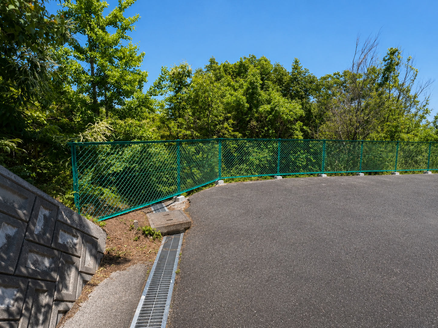 外構工事：メッシュフェンスと駐車場の土間・側溝